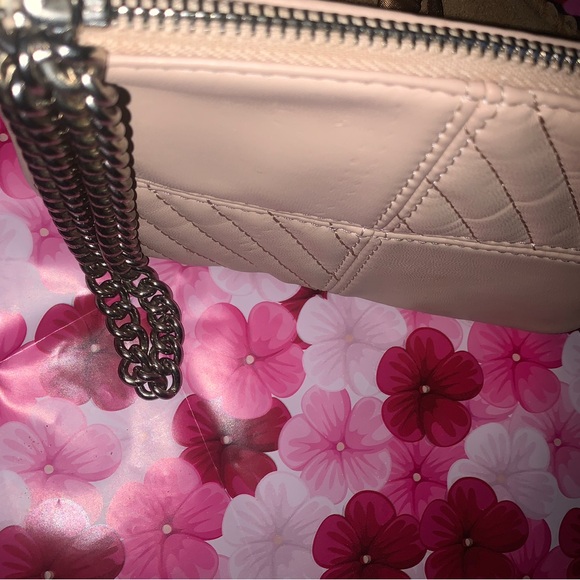Express Beautiful Wrist-let wallet . - Picture 10 of 17